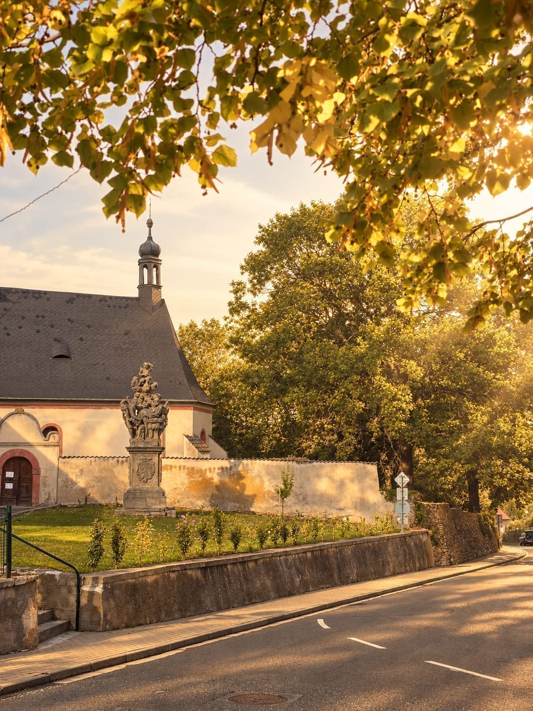 Ratboř — kostel a ulice v teplém podvečerním světle.